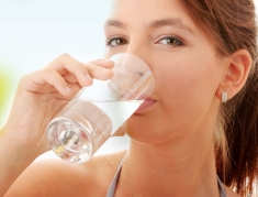 Đo lượng nước cần uống hàng ngày qua cân nặng